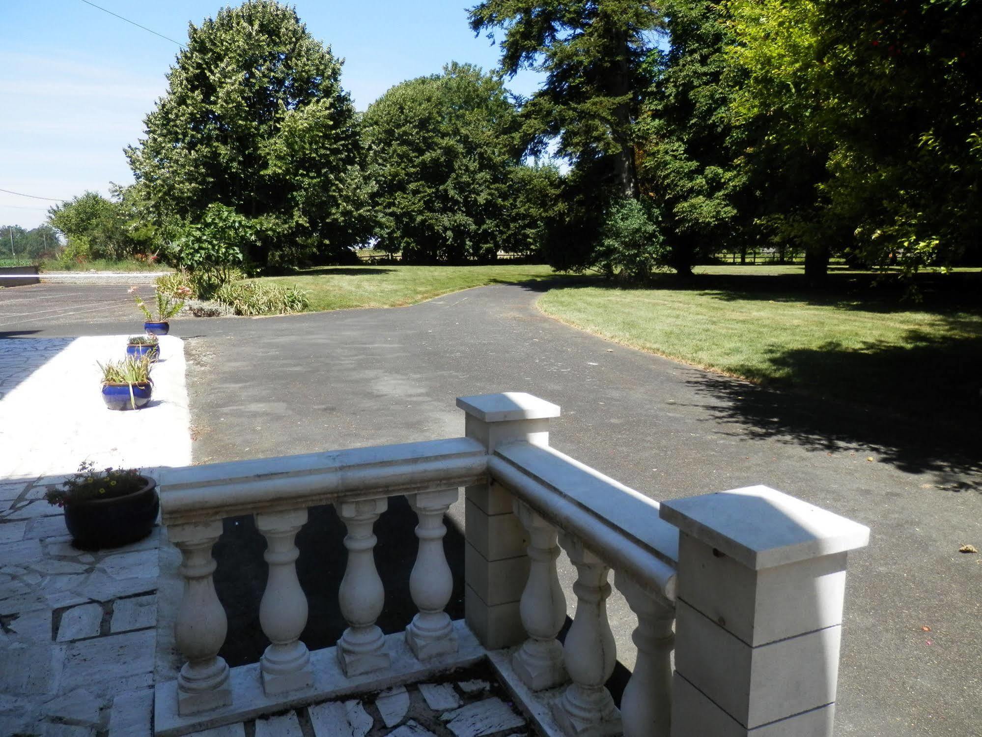 Chateau Ardilleux Exterior photo